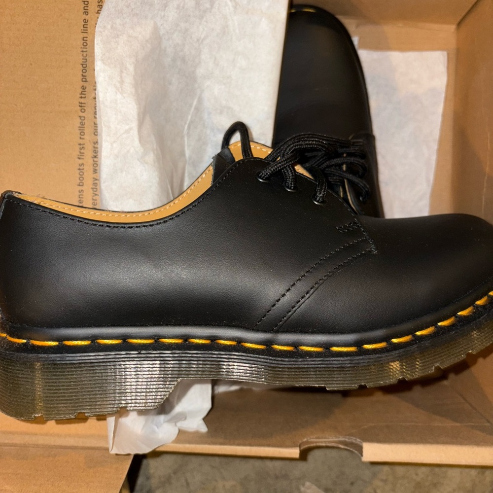 Dr. Martens Classic Smooth 1461 Black Leather Shoes. Unisex.